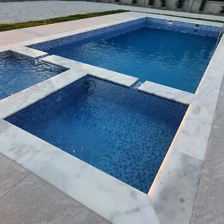 Plaja 900m Mesafede Havuzlu, Jakuzili Ve Cocuk Havuzlu Villa