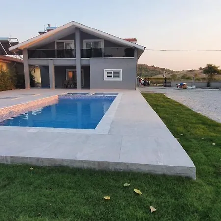 Villa Plaja 900m Mesafede Havuzlu, Jakuzili Ve Cocuk Havuzlu