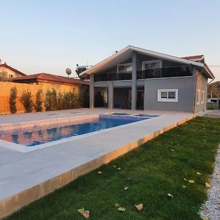 Plaja 900m Mesafede Havuzlu, Jakuzili Ve Cocuk Havuzlu فتحية