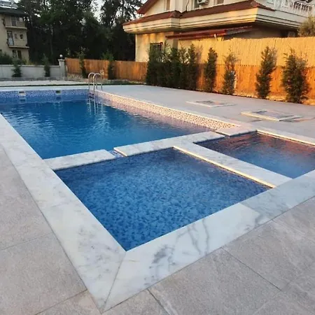 Plaja 900m Mesafede Havuzlu, Jakuzili Ve Cocuk Havuzlu فتحية